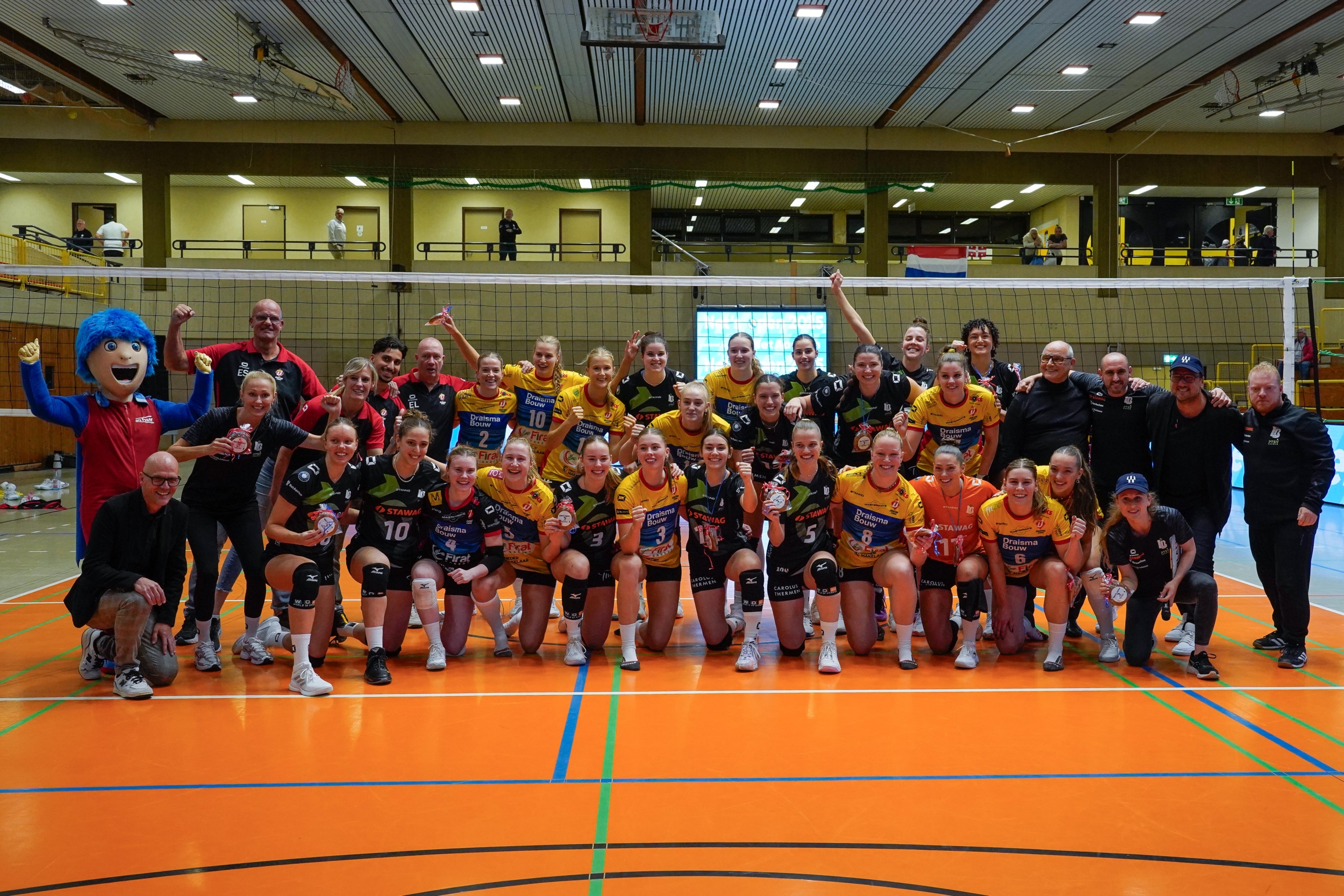 Gruppenfoto der Ladies in Black und Dynamo Apeldoorn