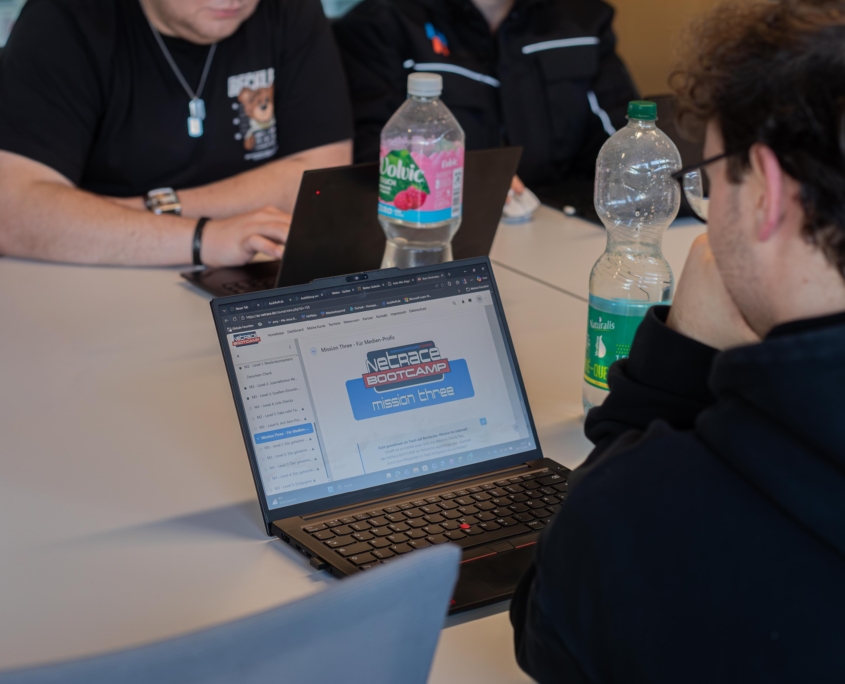 Unsere Azubis bei der Arbeit am NetRace BOOTCAMP